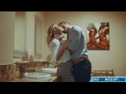 ❤️ وقتی یک بلوند بی تنه شما را در یک دستشویی عمومی اغوا می کند ❤️ فیلم مقعد در fa.ixiporn.ru ﹏